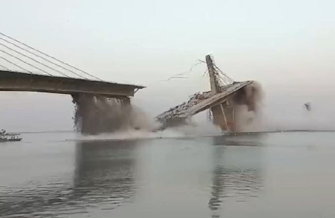 Hindistan’da inşaat halindeki köprü yine çöktü