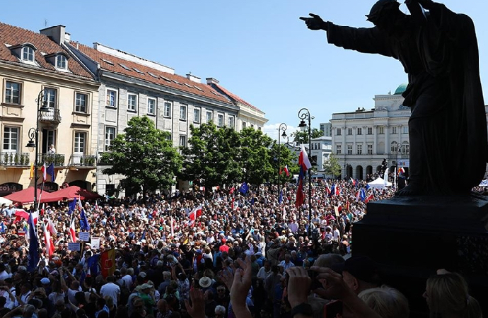 Polonya’da 500 bin kişinin katıldığı dev protesto