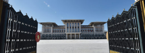 MÜSLÜMAN  SİSTEMİN İÇİNDE Mİ OLMALI DIŞINDA MI?