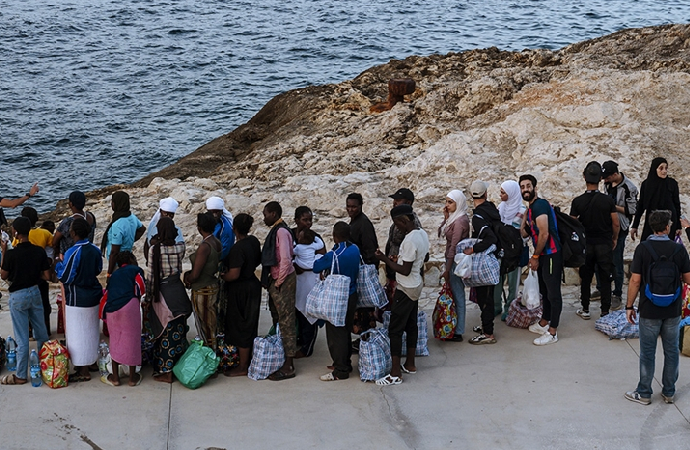 Adadaki göçmenler paylaşılsın teklifine Fransa’dan ret