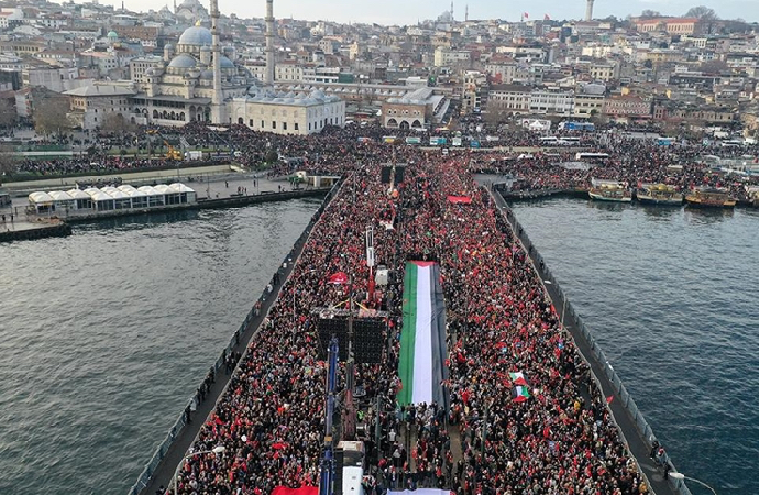 Galata Köprüsünde Filistin’e destek gösterisi