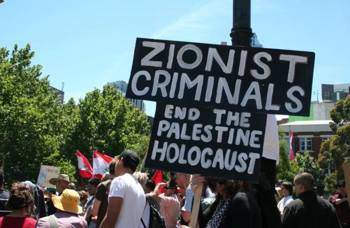Siyonizm Holokost’u kalkan olarak kullanıyor