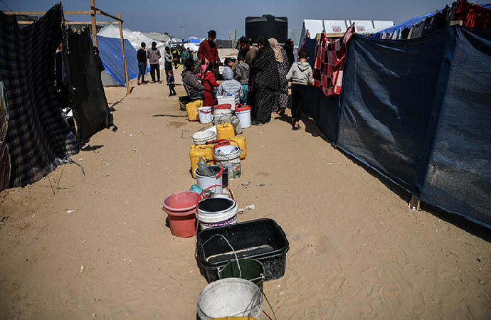 Gazze’de açlık ve susuzluk had safhada: Havadan yardımlar faydasız!