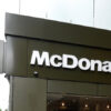 “İsrail askerlerine bedava yemek” dağıtan McDonald’s, kârını artırmayı başardı