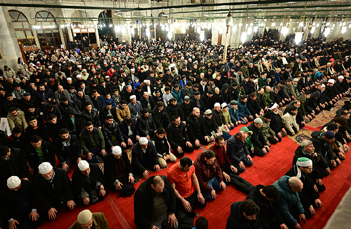 Cami ve mescitlerde Ramazan ayının ilk teravih namazı