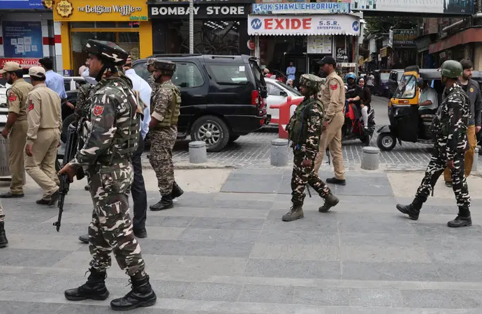 Azad Cammu Keşmir’de ‘yiyecek stoklayın’ uyarısı