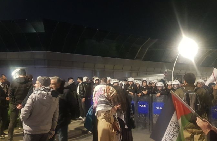 Şarkıcı protestosu Rektör Bostancı’ya uzandı