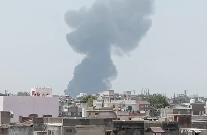 Londra’ya giden Hindistan yolcu uçağı düştü