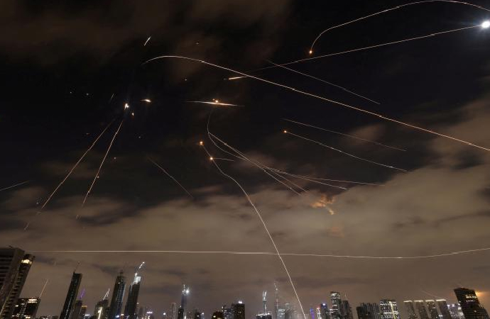 İran’ın füzeleri Tel Aviv’i vurdu