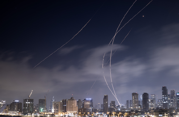 İran’ın fırlattığı en az 50 füze İsrail’de doğrudan isabet kaydetti