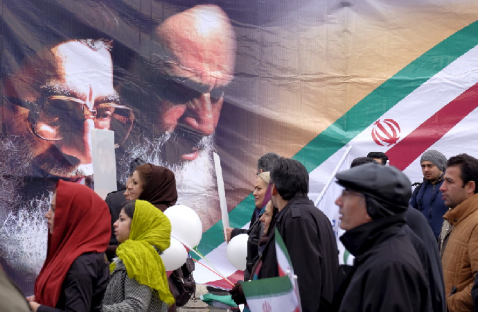 İran’ı parçalamak isteyen İsrail, İran’ı birleştiriyor