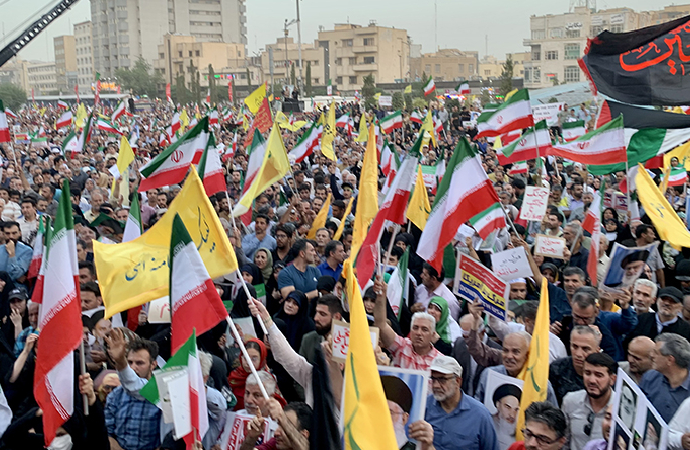 İnkılap Meydanında “ABD ve İsrail’e karşı zafer” kutlaması