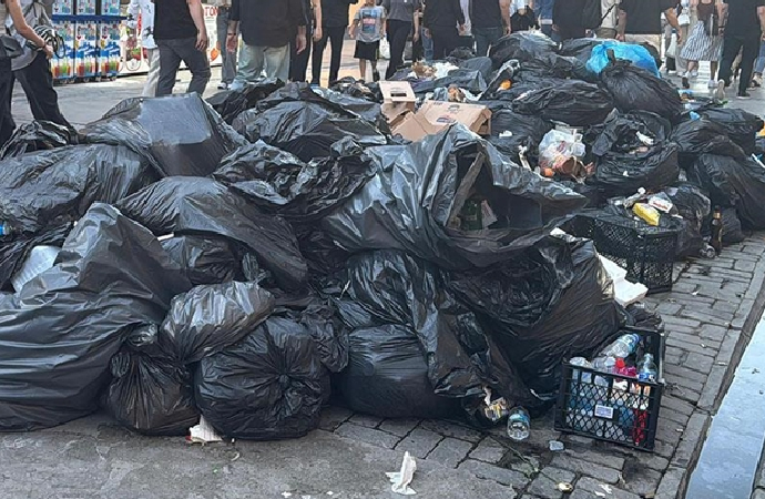 İzmir’de grev nedeniyle çöp dağları oluştu