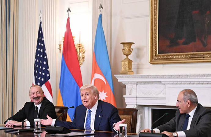 Trump’tan gövde gösterisi: Aliyev’le Paşinyan’a huzurunda imza attırdı