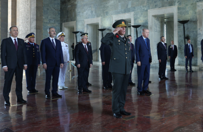 Erdoğan YAŞ öncesi Anıtkabir’e gitti