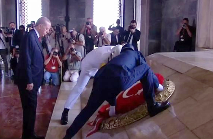 Erdoğan Anıtkabir’i ziyaret etti