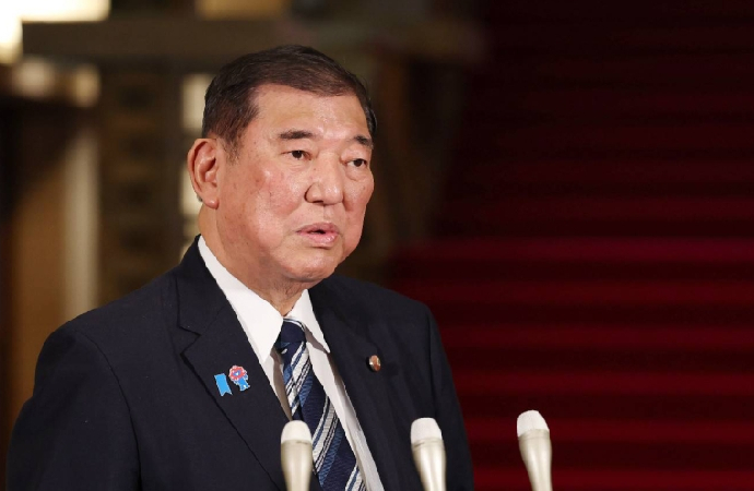 Japonya’da bir başbakan daha düştü!