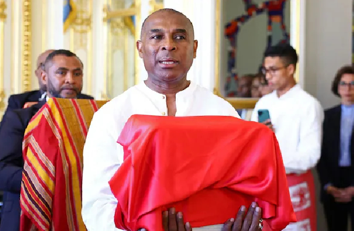 Fransa Cumhuriyeti, Madagaskar kralının kafatasını iade etti