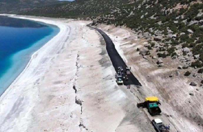 Salda Gölü’ne şimdi de sıcak asfalt döküldü
