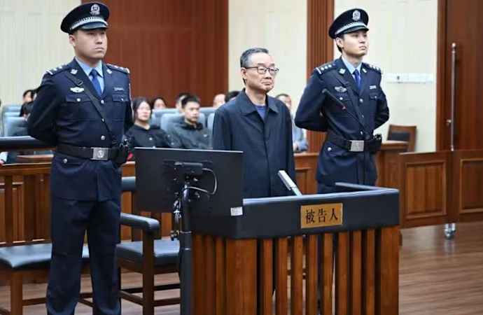 Çin’de eski bakan idama mahkûm edildi