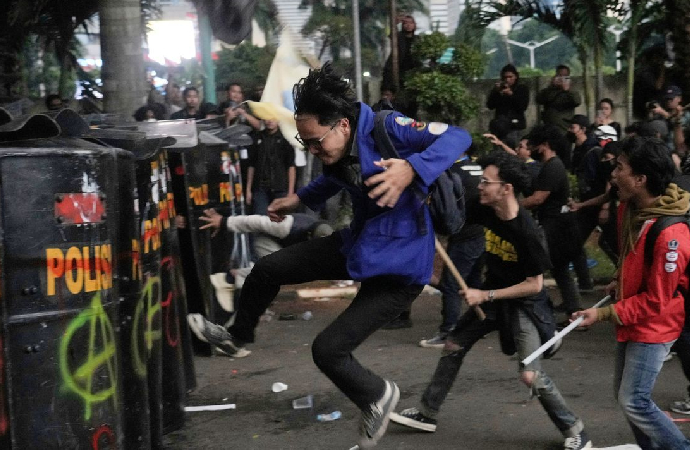 Kuryenin ölümü Endonezya sokaklarını alevlendirdi