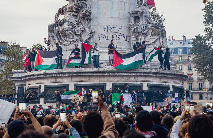 Fransa’nın İsrail barbarlığına yardım ve yataklık etmesini engelleme girişimi