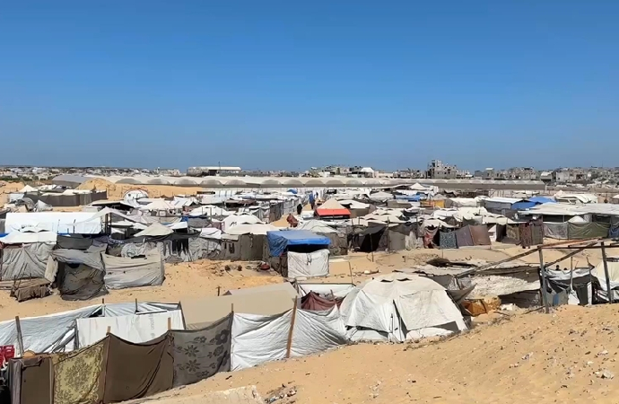 Gazze’de mezarlıklar “diriler” için sığınak oldu