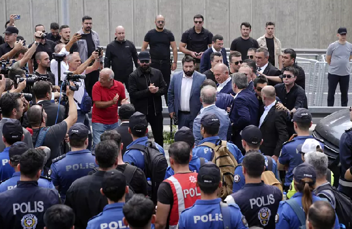 Gürsel Tekin, CHP il binasına polis eşliğinde girdi