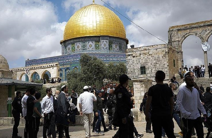 Siyonist bakan Aksa’ya girdi, “Buranın sahibi biziz” dedi