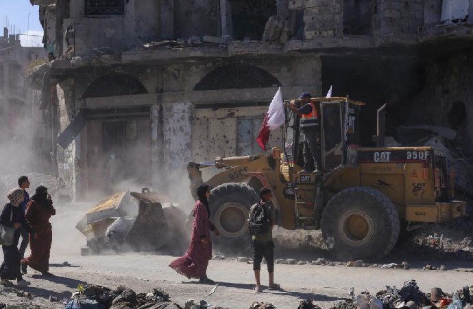 Gazze belediyeleri ana yollardaki molozları temizlemeye başladı