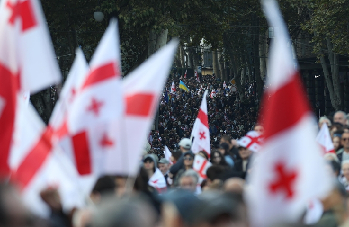 Gürcistan’da halk hala neden sokaklarda?