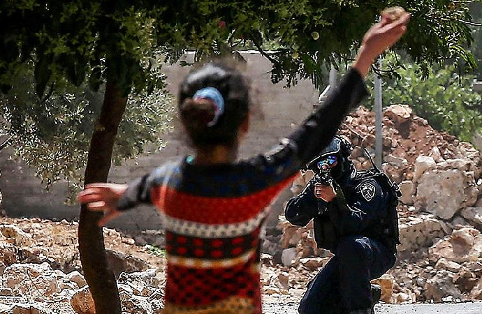 Yahudi yerleşimci, Filistinli yaşlı kadını döverek bayılttı