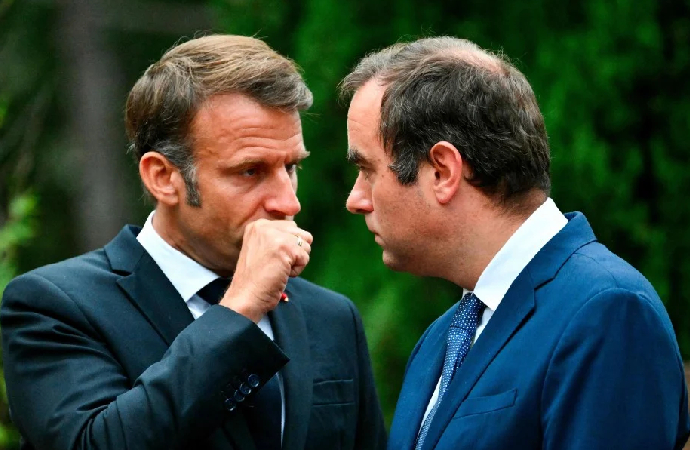 Fransa cumhuriyeti siyasi krizden çıkamıyor