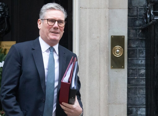 İngiltere Başbakanı, istifa çağrılarına direniyor