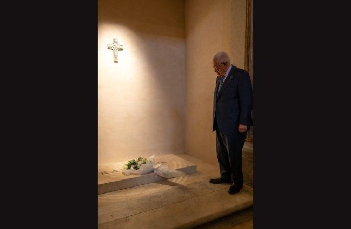 Abbas, Roma’da Papa’nın mezarını ziyaret etti