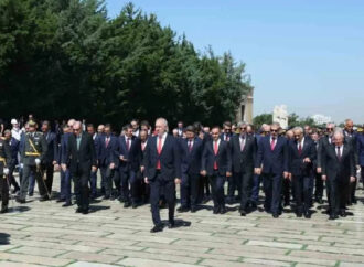 İktidarın Gölgesinde Eğilen Duruşlar