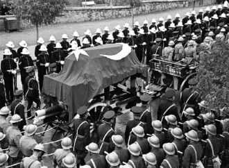 Ve Kemalistlerin İlahı Atatürk ölür