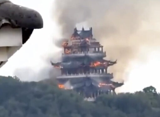 Çin’de 1500 yıllık tarihi tapınak yandı