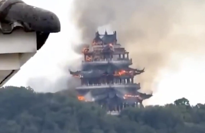 Çin’de 1500 yıllık tarihi tapınak yandı