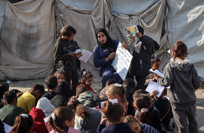 Gazze’de çadırlarda eğitim mücadelesi