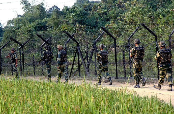 Hindistan, Bangladeş sınırına asker yerleştiriyor
