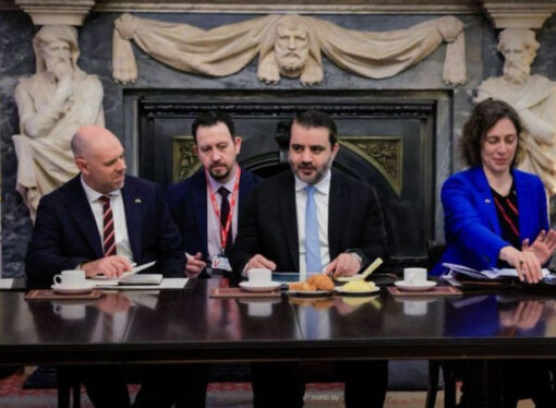 Şeybani, İngiliz yatırımcılarla bir arada