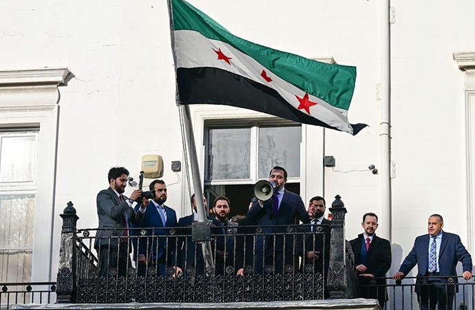 Şeybani Londra’da megafonla konuştu