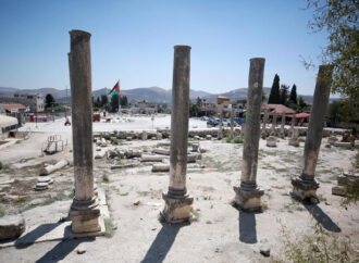 Siyonist rejim, Ramallah’taki tarihi sütunları çaldı