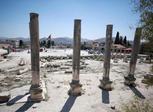 Siyonist rejim, Ramallah’taki tarihi sütunları çaldı