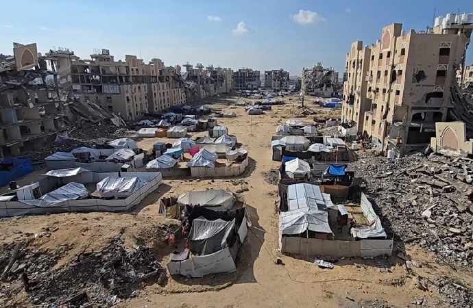 Gazzeliler hasar gören binalarda yaşam mücadelesi veriyor