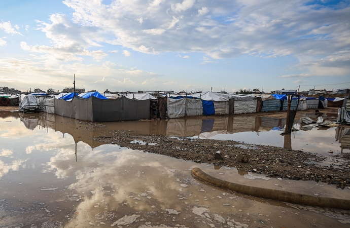 Gazze’de yüzlerce çadır sular altında