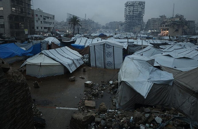 Gazze’de Şifa Hastanesi ve binlerce çadır sular altında