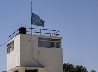 Doğu Kudüs’te UNRWA merkezine İsrail bayrağı çekildi