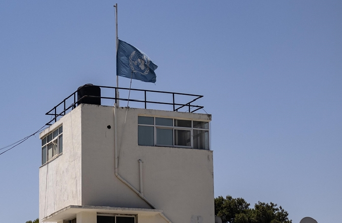 Doğu Kudüs’te UNRWA merkezine İsrail bayrağı çekildi